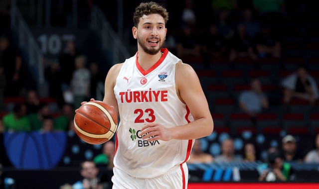 真起飞！申京7战7胜7次获评单场最佳 欧锦赛场均21.6+10.9+7.1